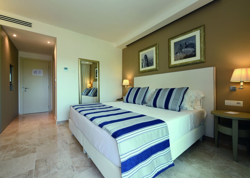 Superior Room, 1 Queen Bed, Pool View - Photo 2