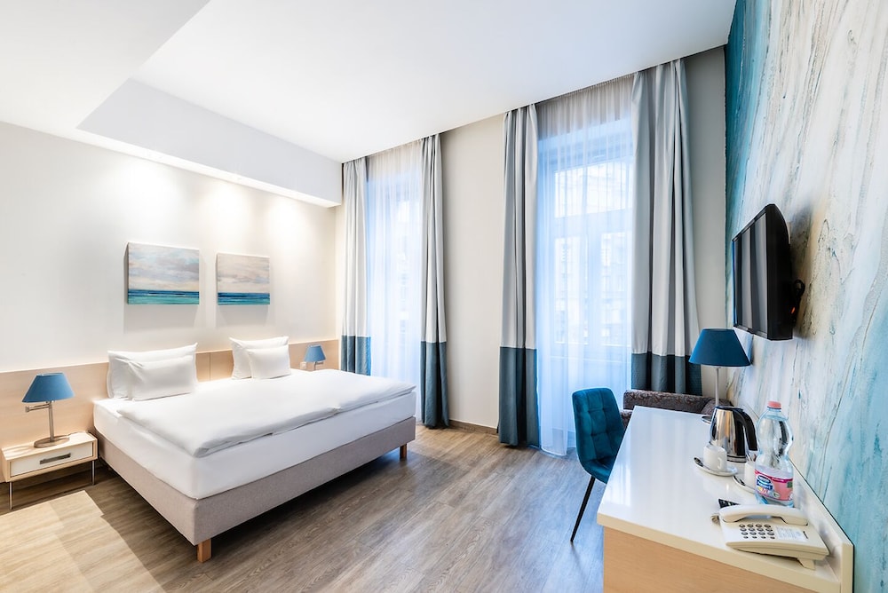 Plus Double or Twin Room with Street View - Photo 7