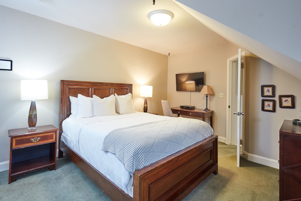 Deluxe Room, 1 Queen Bed, Non Smoking, River View photo 1