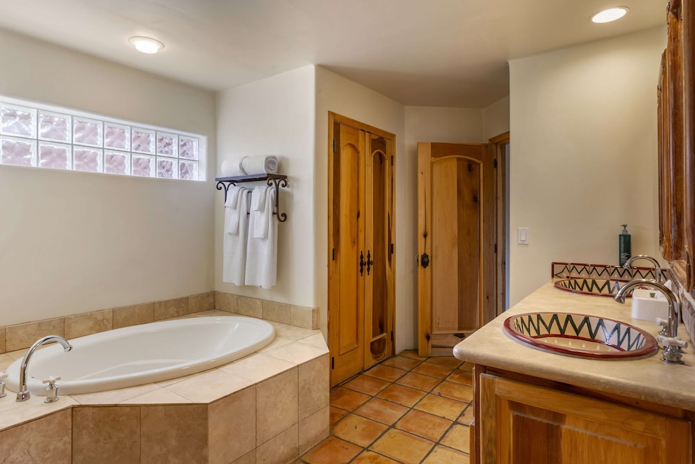 2 Bedroom 1 King 2 Twins Suite with Balcony or Patio - Photo 5