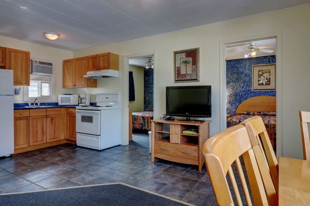 Suite, 2 Bedrooms, Kitchen photo 1