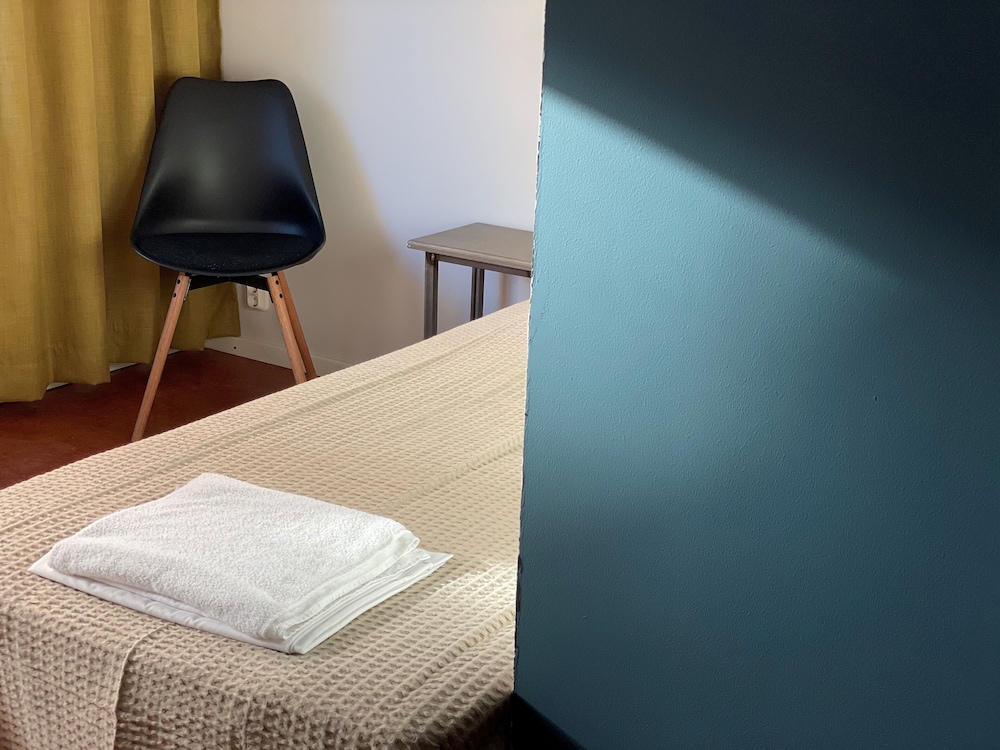 Standard Twin Room, 2 Twin Beds, Shared Bathroom photo 2