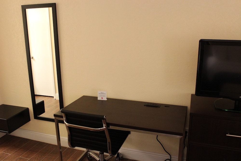 Premium Double Room, 2 Double Beds - Photo 7