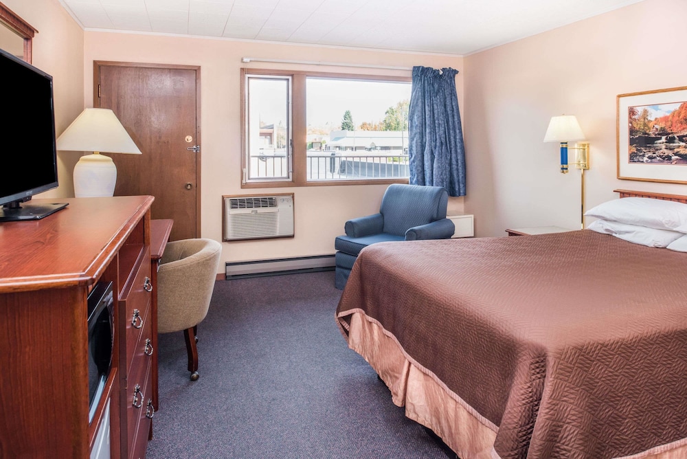 Upgraded, Deluxe Room, 1 Queen Bed, Non Smoking - Photo 1