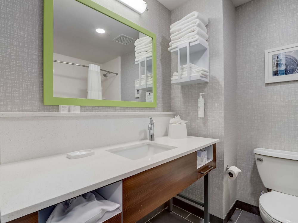 Room, 2 Queen Beds, Accessible, Bathtub (Hearing) - Photo 18