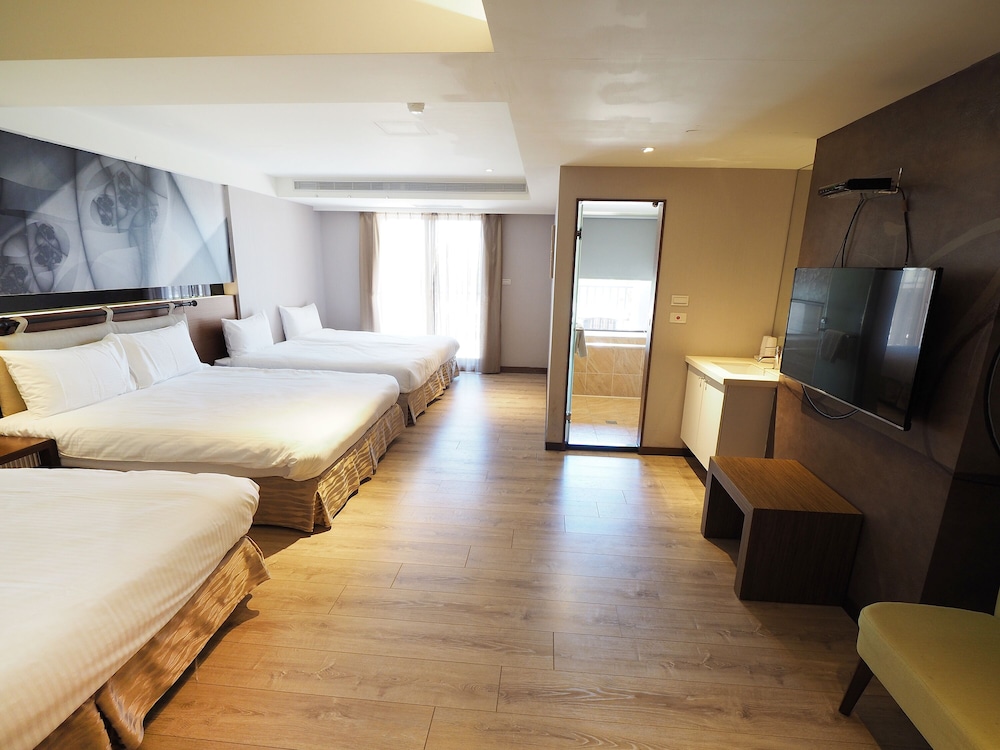 Family Studio Suite, Multiple Beds photo 2