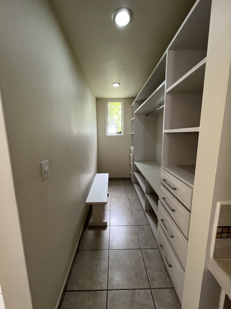 Superior Suite, 1 King Bed, Kitchen photo 3