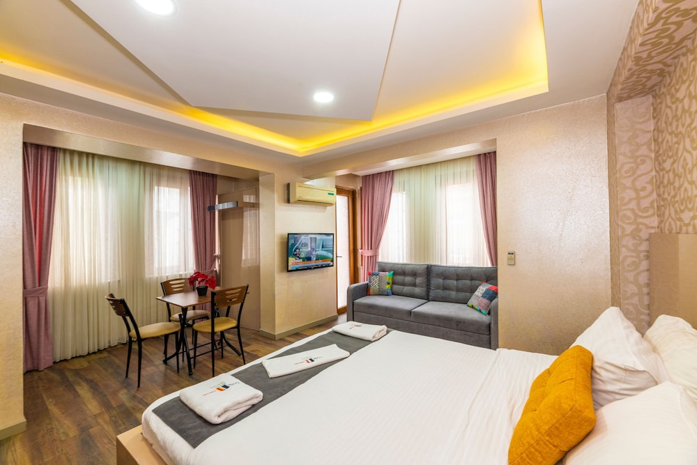 G) Deluxe Suite photo 1