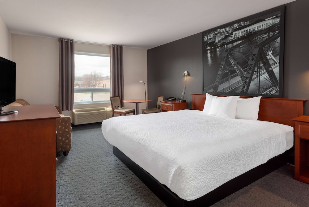 Upgraded, Suite, 1 King Bed with Sofa bed, Non Smoking - Photo 3