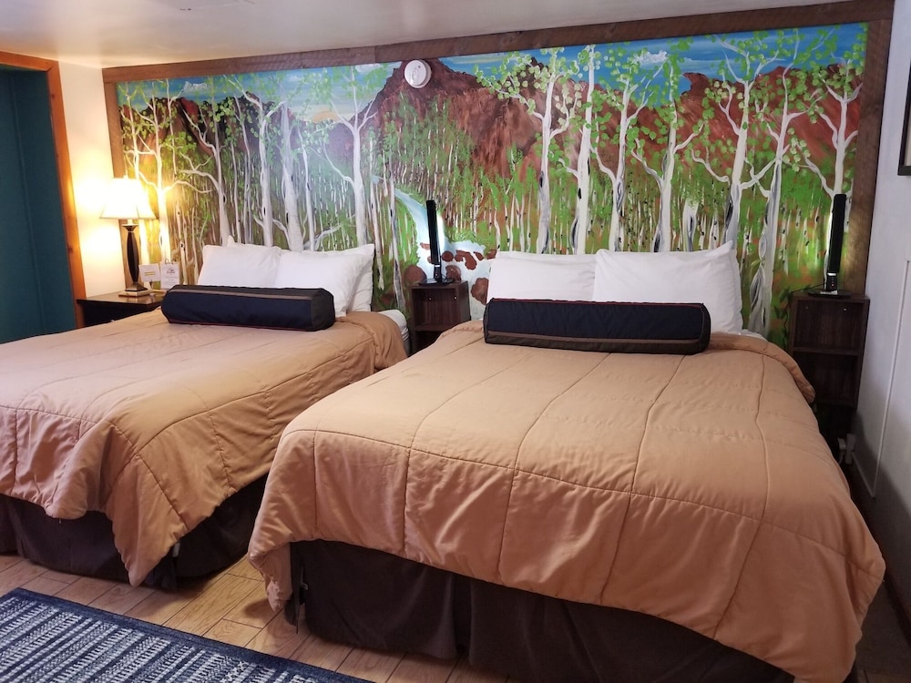Double Room, 2 Queen Beds, Mountain View