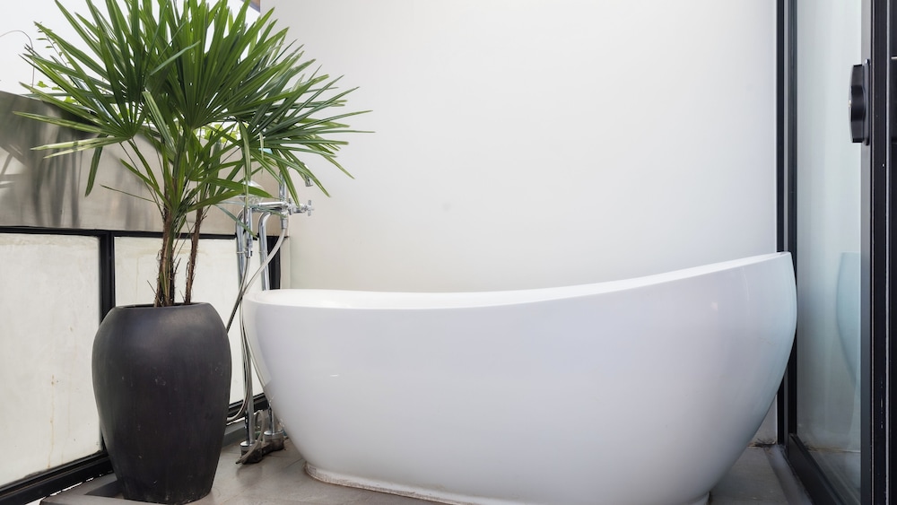 Landmark Room Free Laundry + Daily 60Min Massage + Mini Bar + Airport Pick-Up - Photo 13