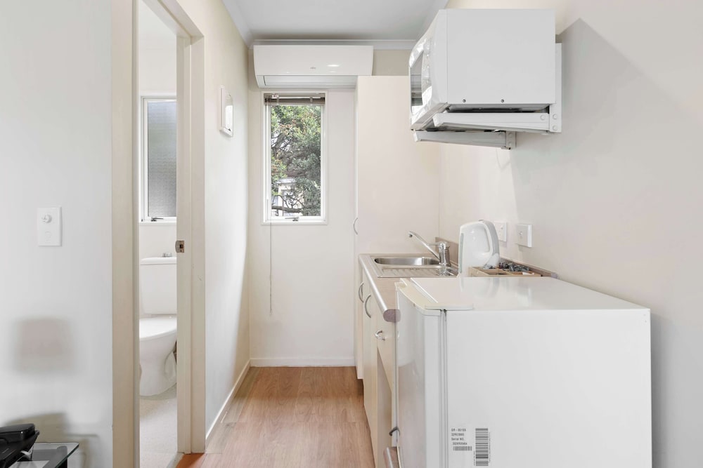 Deluxe Studio, 1 Queen Bed, Non Smoking, Kitchenette