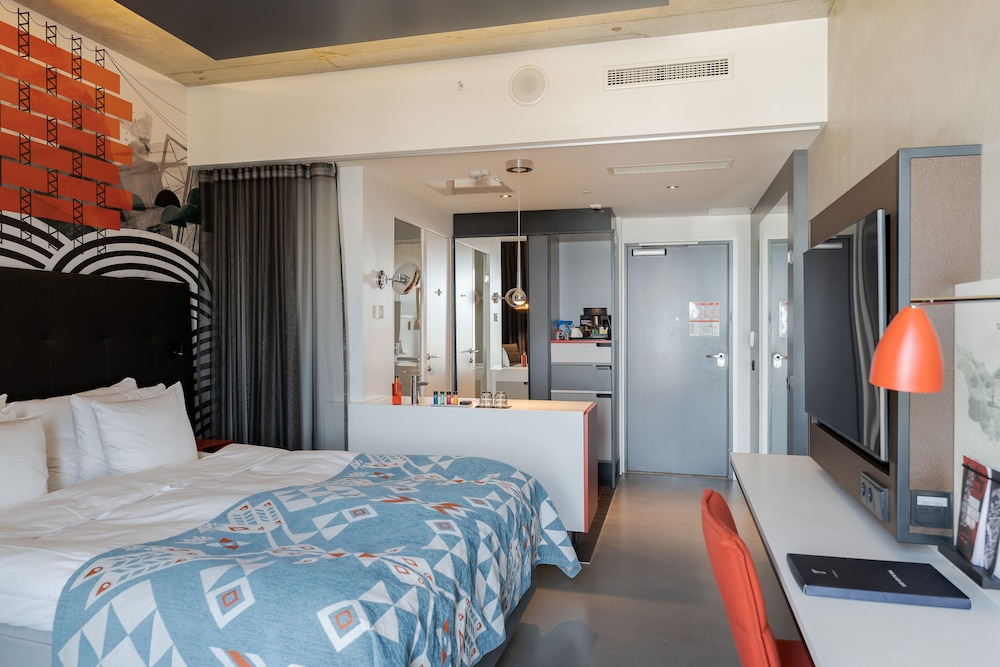 Room, 1 King Bed (Solo Up) photo 2