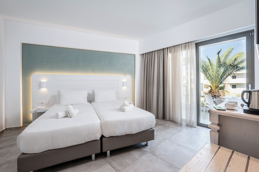Deluxe Double Room, Pool View photo 2