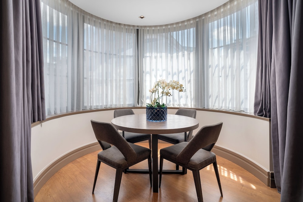 Suite, Corner photo 3