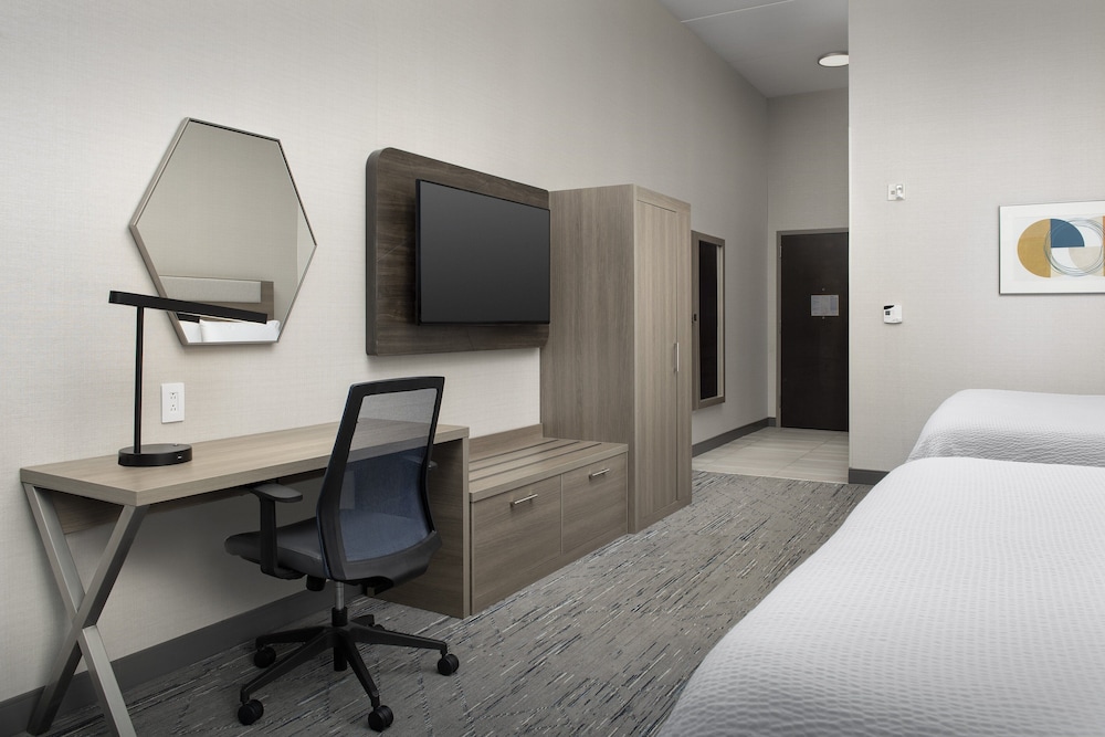 Suite, Multiple Beds, Accessible (Comm, Mobil, Tub)
