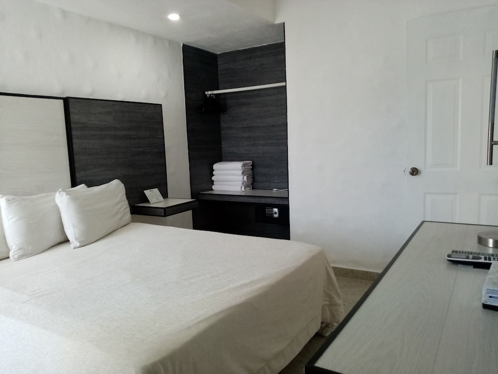 Standard Room, 1 King Bed, Non Smoking - Photo 8