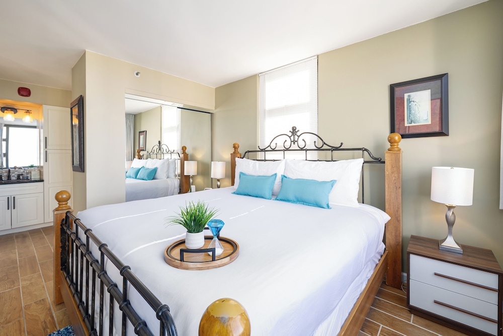 High Floor Ocean View Condo (King Bed and Parking): Condo, 1 Bedroom, Ocean View (0106) photo