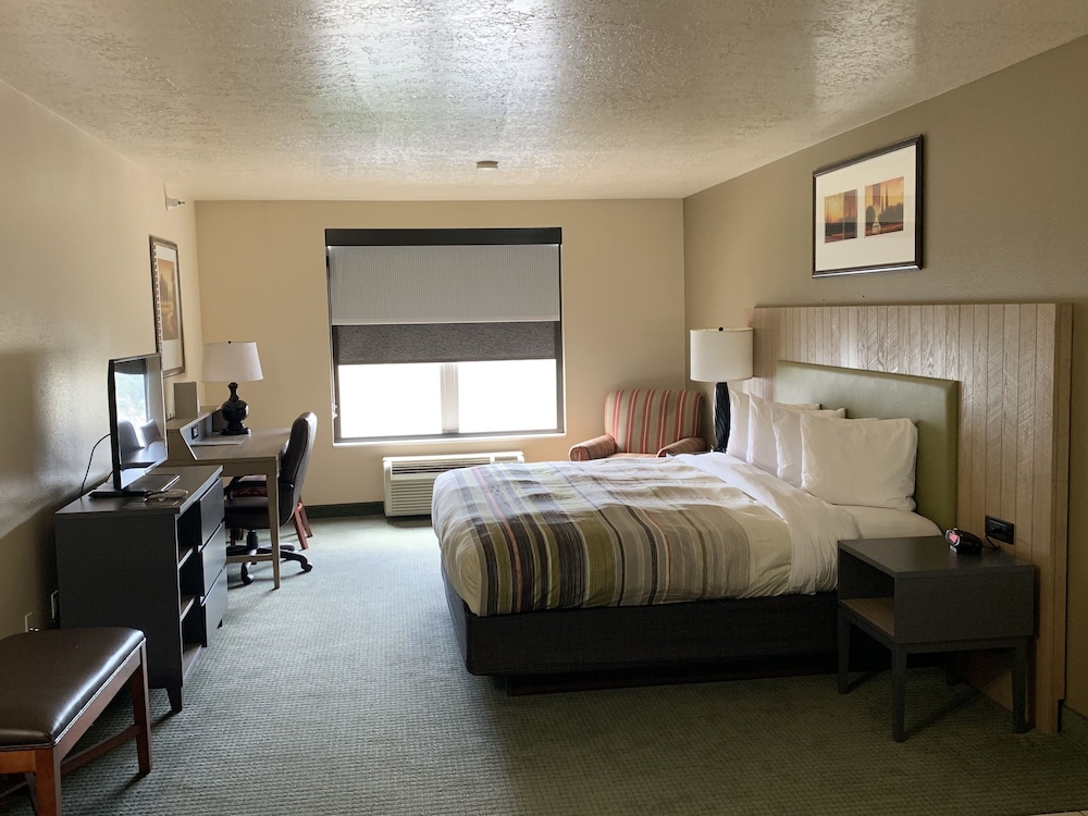 Suite, 1 King Bed, Non Smoking, Jetted Tub - Photo 2