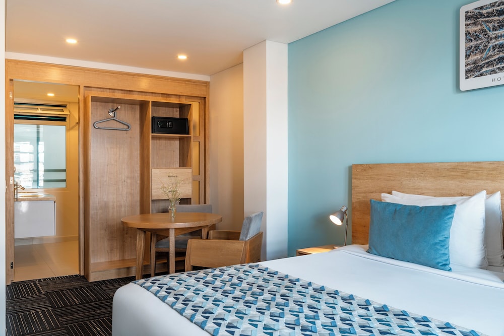 Deluxe Room, 1 King Bed, Balcony photo 2