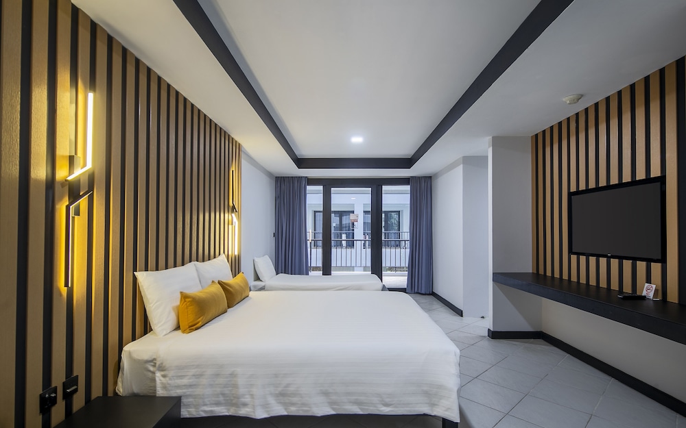 Deluxe Room, Pool Access - Photo 10