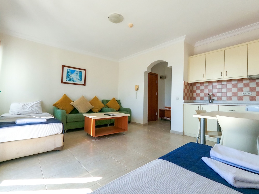 Family Room - Photo 3