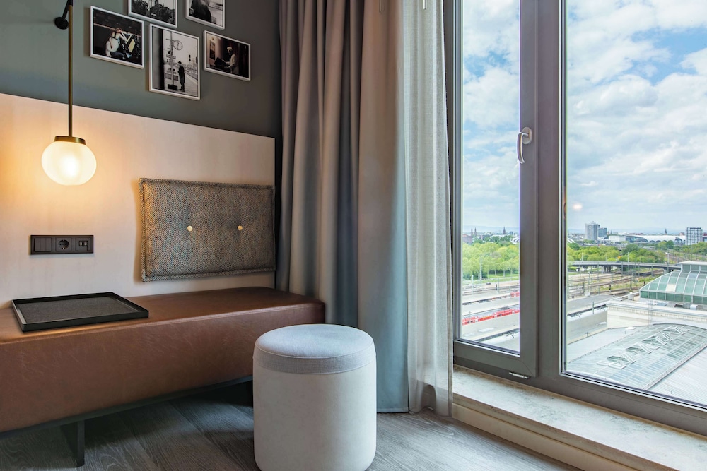 Room, 1 King Bed with Sofa bed thumbnail 5