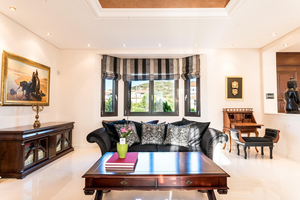 Villa photo 1