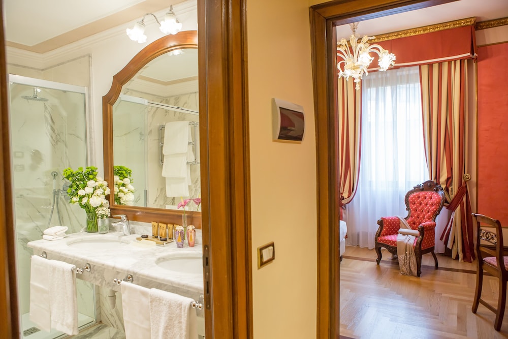 Classic Double or Twin Room - Photo 7