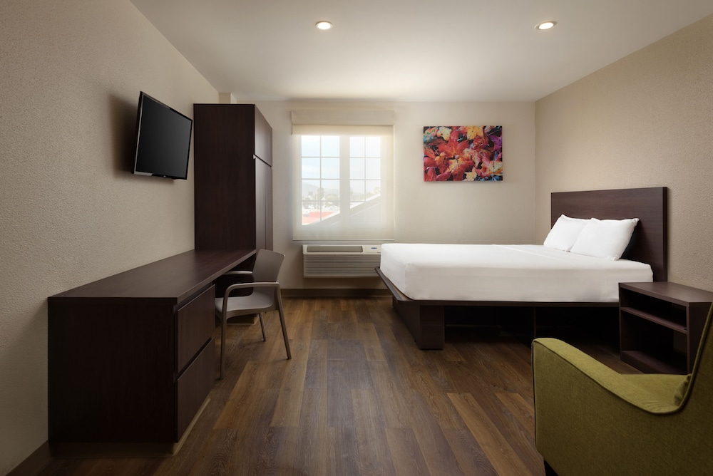 Suite, 1 Queen Bed - Photo 4