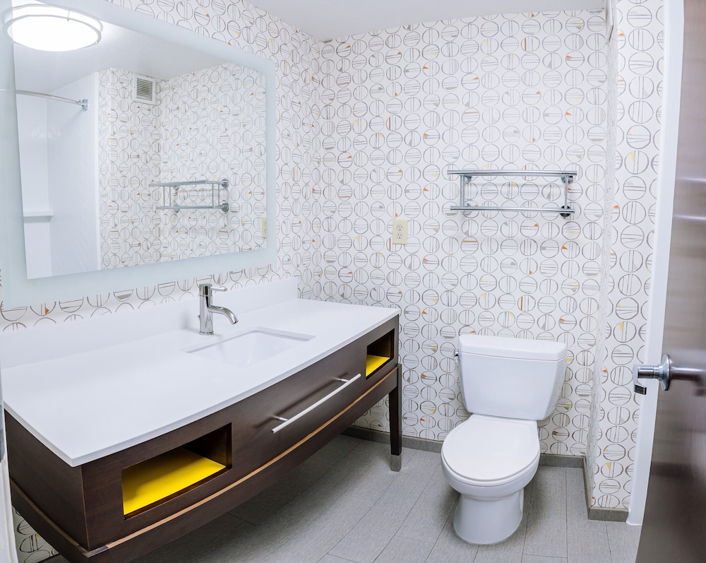 Suite, 1 Bedroom - Photo 3
