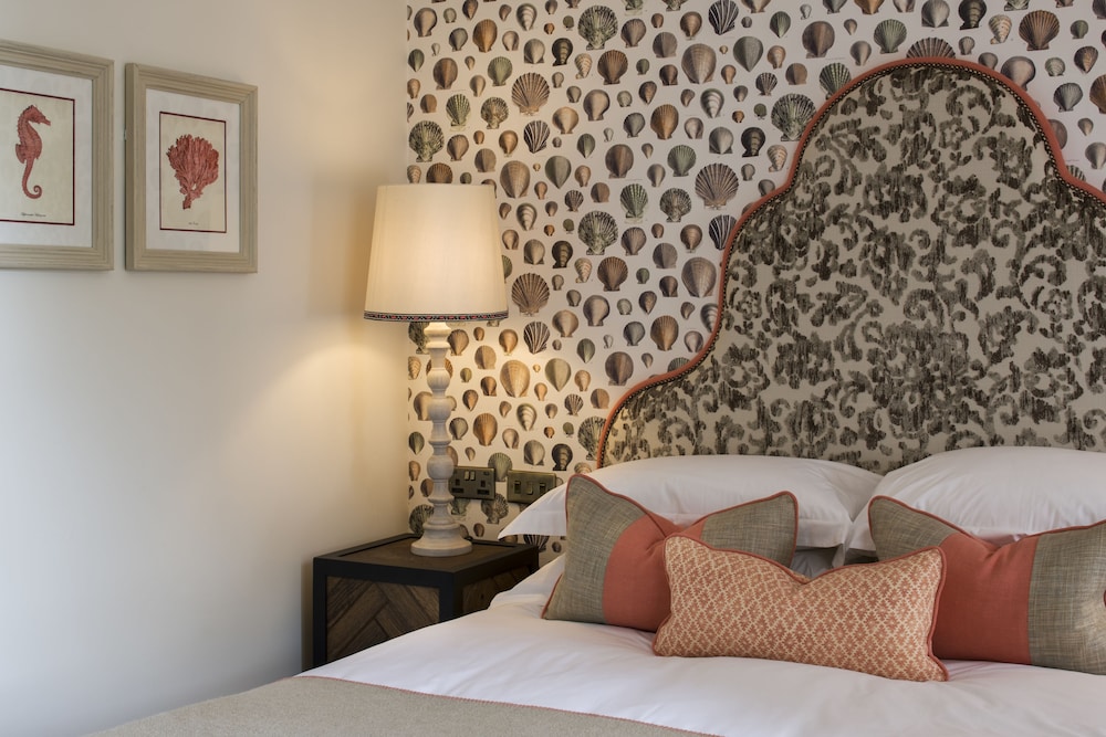 Classic Double Room, 1 King Bed (pet-friendly) photo 3