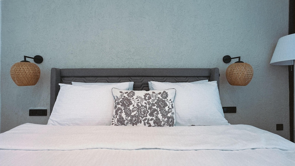 Classic Room, 1 King Bed, Non Smoking, Balcony - Photo 10