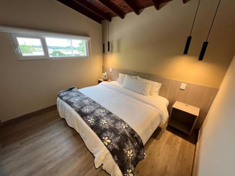 Superior Room, 1 King Bed photo 3