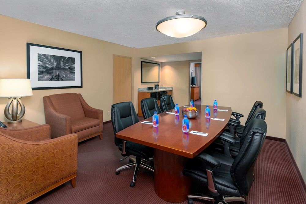 Room, 1 King Bed, Non Smoking (Boardroom) - Photo 3