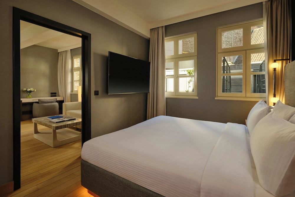Suite, 1 King Bed with Sofa bed photo 2