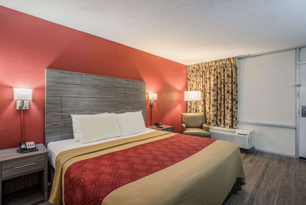 Standard Room, 1 King Bed, Non Smoking - Photo 9