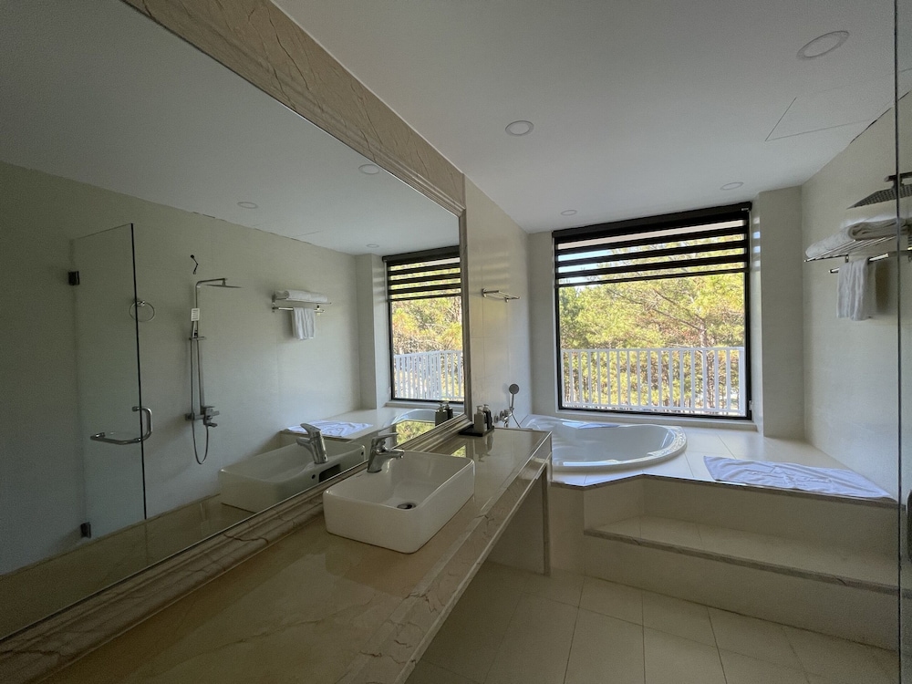 Premier Room, Garden View - Photo 5