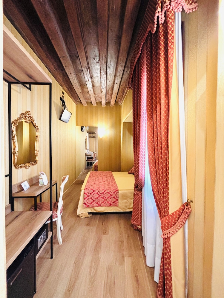 Classic Double or Twin Room photo 3