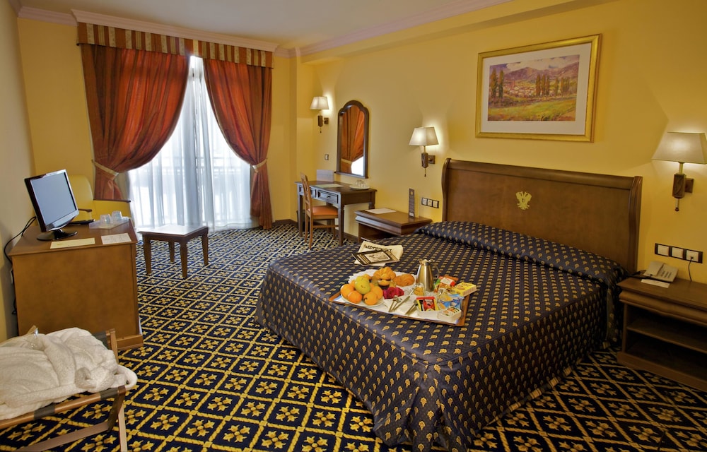 Standard Double Room - Photo 11