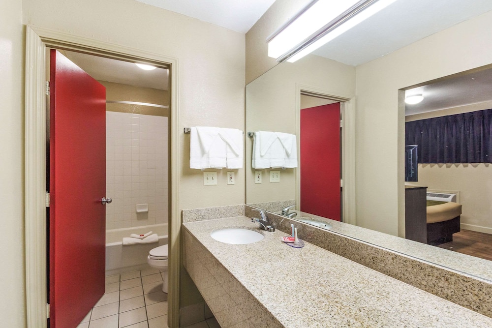 Suite, Multiple Beds, Non Smoking (3 Double Beds) - Photo 7