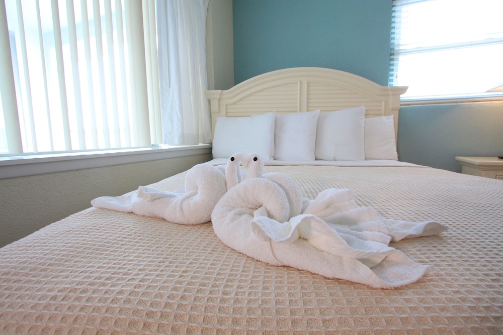 Room, 1 Queen Bed with Sofa bed, Jetted Tub, Pool View photo 2