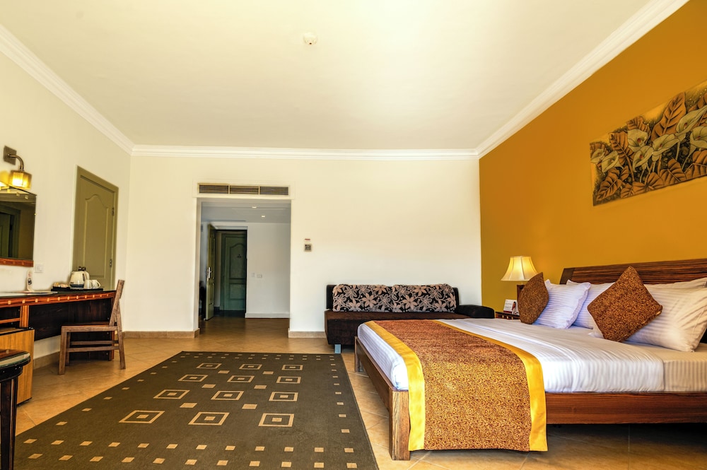 Family Room, 2 Bedrooms - Photo 2