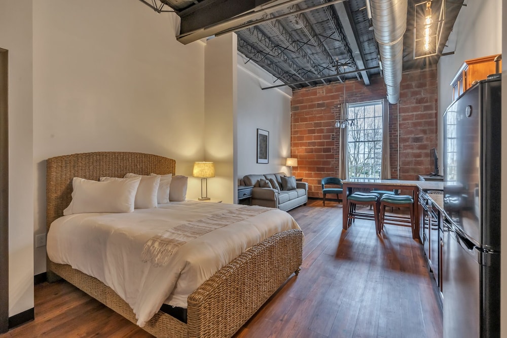 Queen Loft photo 3