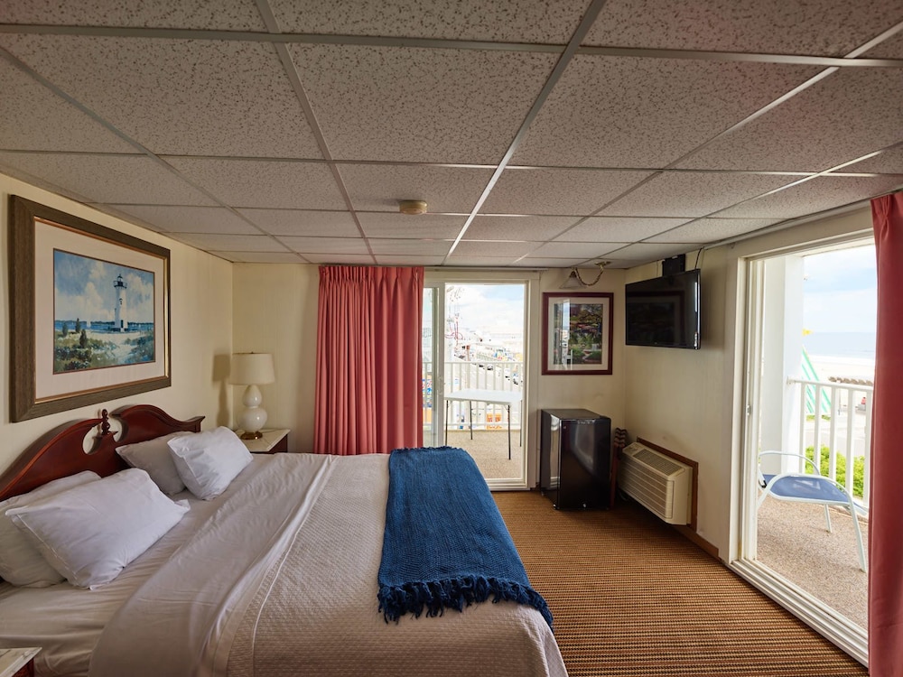 Oceanfront King Room with private Balcony and Ocean view photo 1