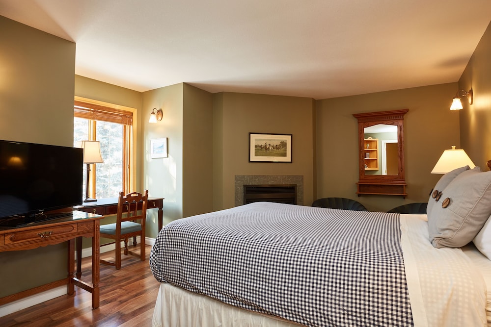 Superior Room, 1 Queen Bed, Mountain View (Grassi Lakes)