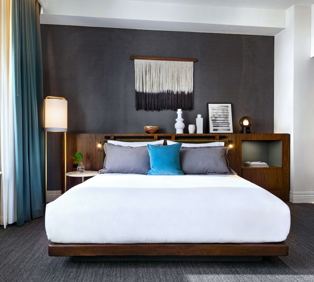 Deluxe Room, 1 King Bed (Tub) thumbnail 5