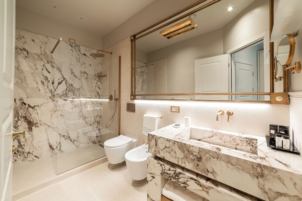 Executive Double Room thumbnail 6