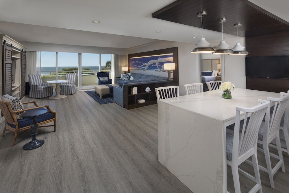 Spacious Two Bedroom King/Two Queens Suite - Beach View
