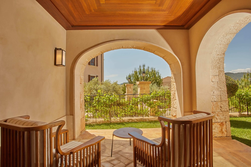 Junior Studio Suite, Garden View thumbnail 5
